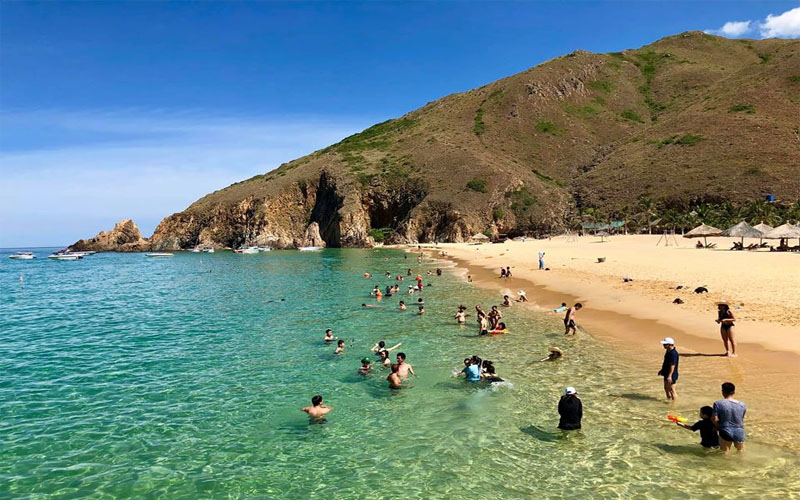 Bãi biển Quy Nhơn có hình trăng khuyết, nổi bật với nắng đẹp, sóng êm, bờ cát trắng mịn trải dài 5km.