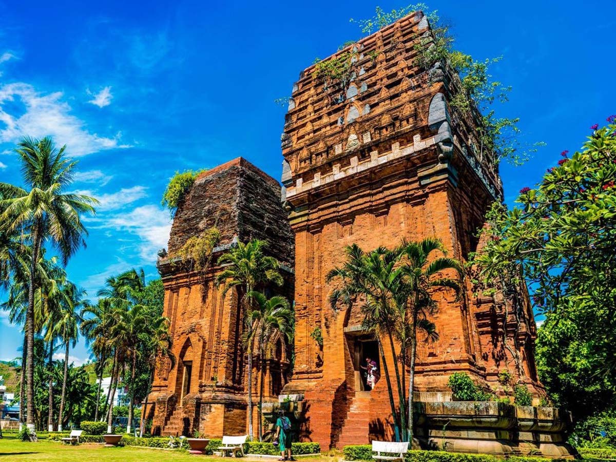Tháp Đôi là điểm du lịch cực hot mà bất kỳ tour du lịch nào cũng không thể thiếu được.