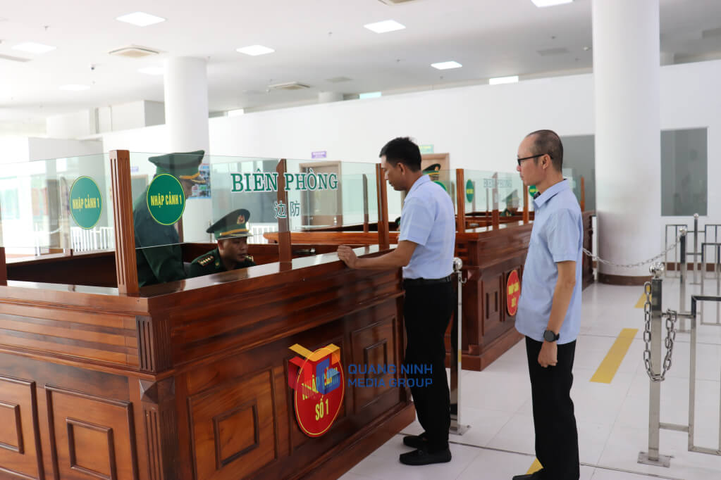 Cán bộ Ban Quản lý cửa khẩu quốc tế Móng Cái kiểm tra trình tự thực hiện thủ tục tại cửa khẩu.