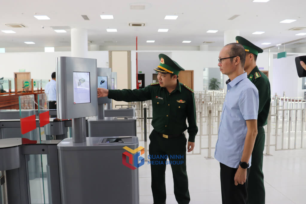 Cán bộ biên phòng kiểm tra hoạt động của các trang thiết bị tại luồng kiểm soát nhập cảnh tự động./