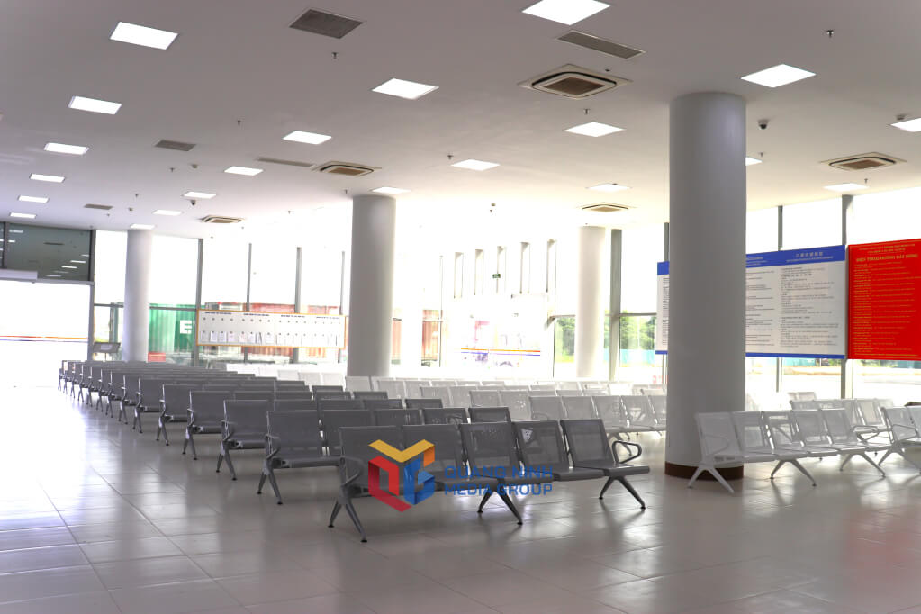 Ban Quản lý cửa khẩu quốc tế Móng Cái bố trí 300 ghế băng phục vụ nhu cầu của khách du lịch trong quá trình chờ làm thủ tục nhập cảnh.