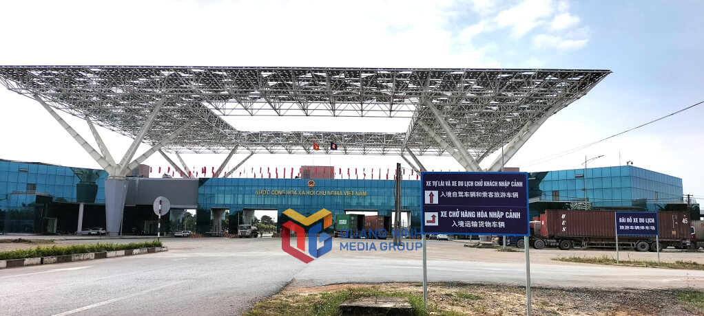 Các biển báo hướng dẫn di chuyển, đỗ xe tự lái đã được lắp đặt.