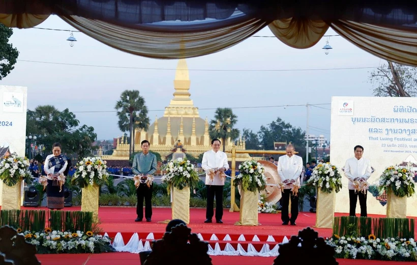 Thủ tướng Sonexay Siphandon và các quan khách Lào cắt băng khai mạc Năm Du lịch Lào 2024.
