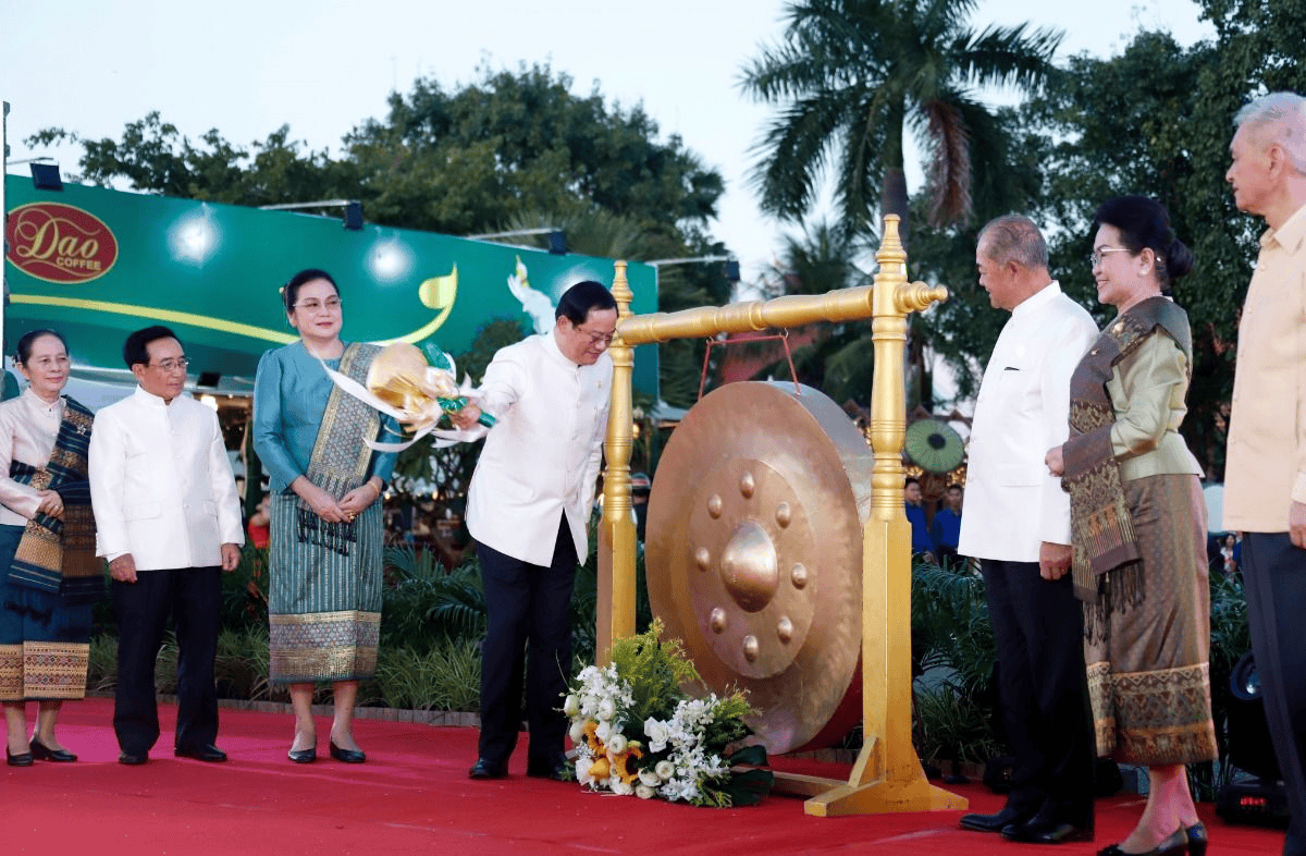 Thủ tướng Lào Sonexay Siphandon đánh chiêng khai mạc Năm Du lịch Lào 2024.