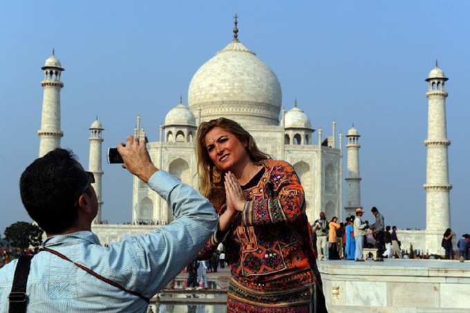 Du khách tạo dáng trước đến Taj Mahal ở Ấn Độ.