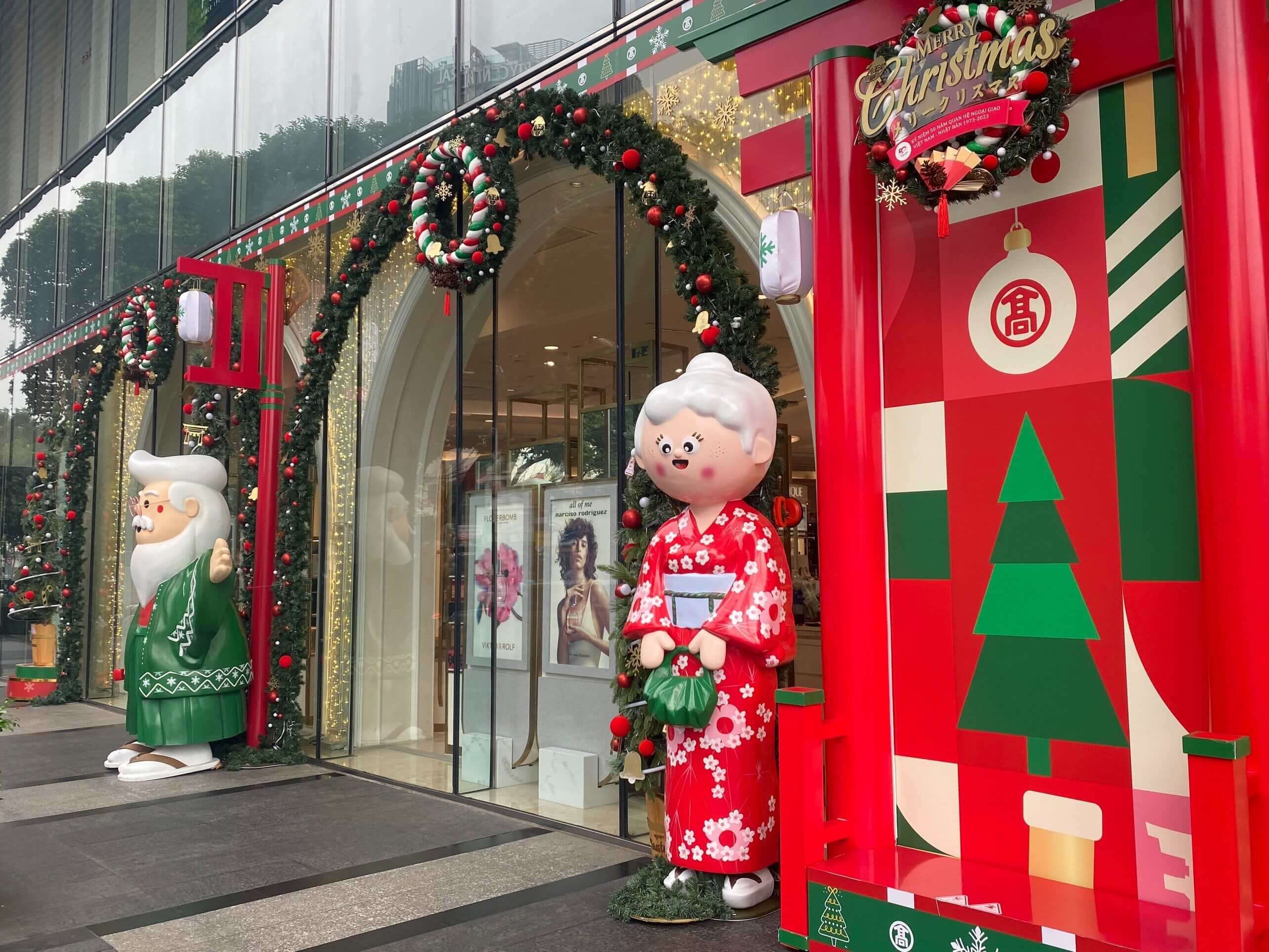 Takashimaya cũng là một trong những địa điểm hút khách check-in.