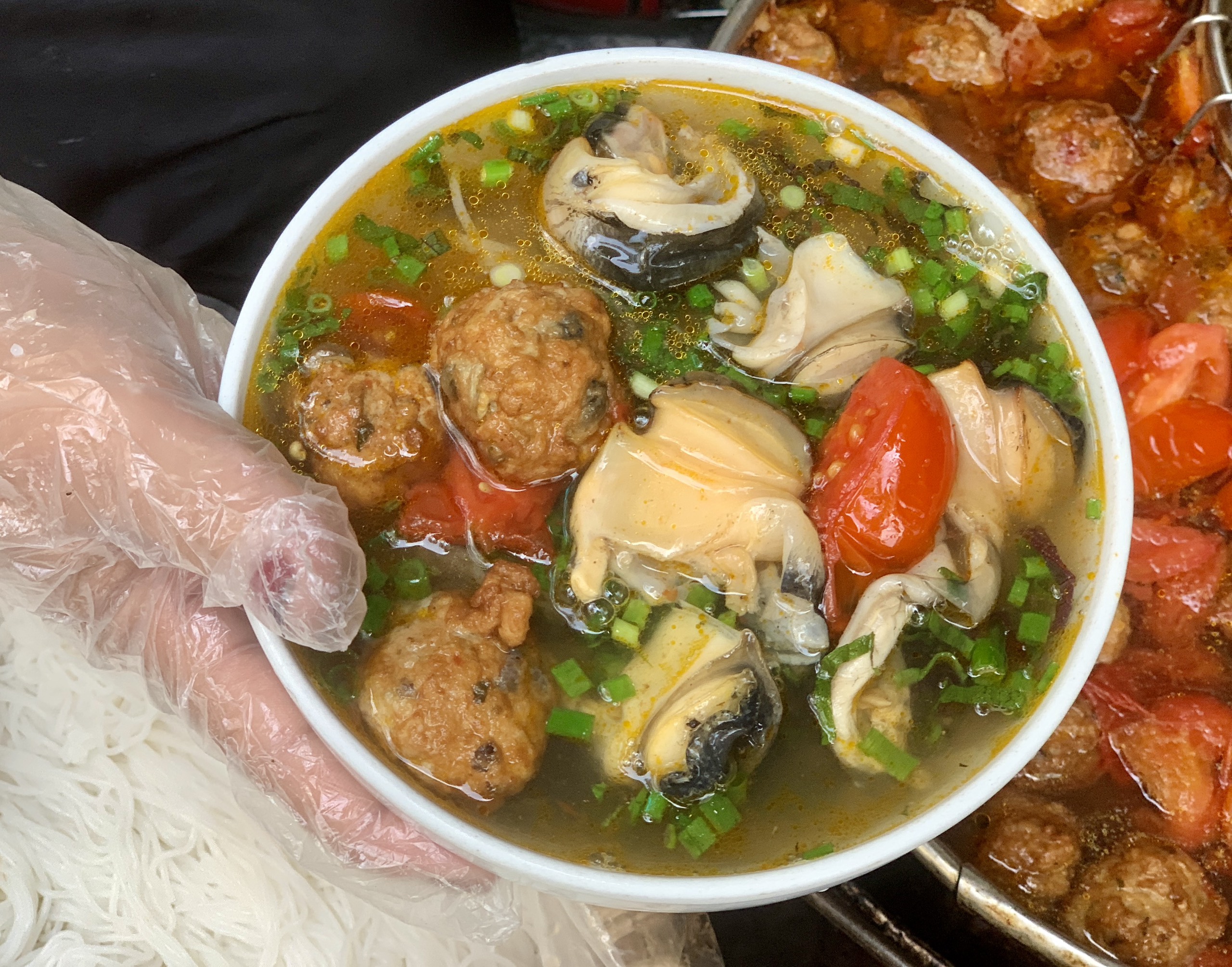 Bún ốc của bà Huệ nhiều năm hút khách nhờ món chả ốc độc lạ.