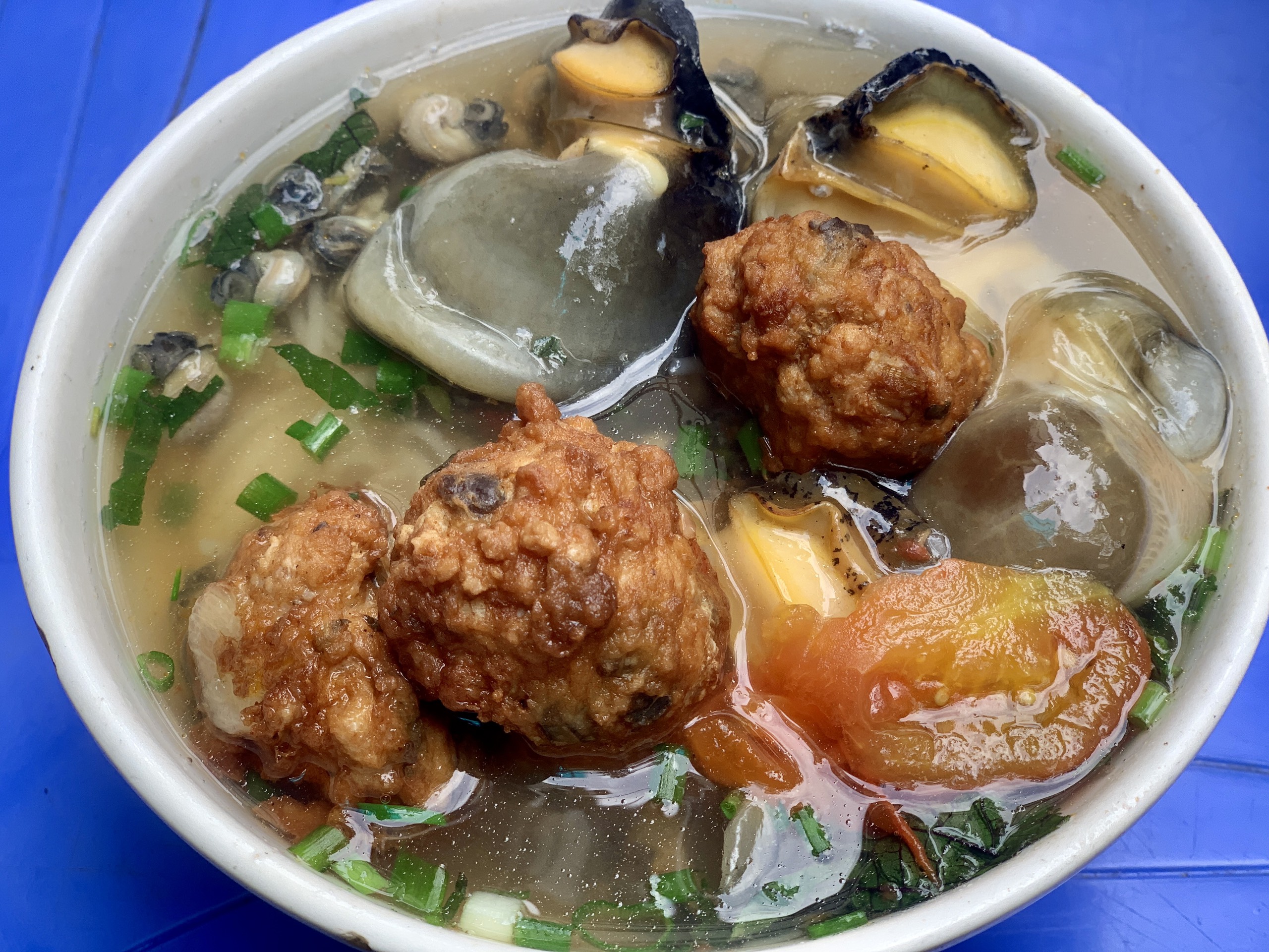 Một bát bún của quán đầy đặn, có nét mới mẻ nhờ phần chả ốc, nhưng vẫn giữ hương vị truyền thống khi không phục vụ kèm giò, thịt bò, trứng vịt lộn... như nhiều nơi.