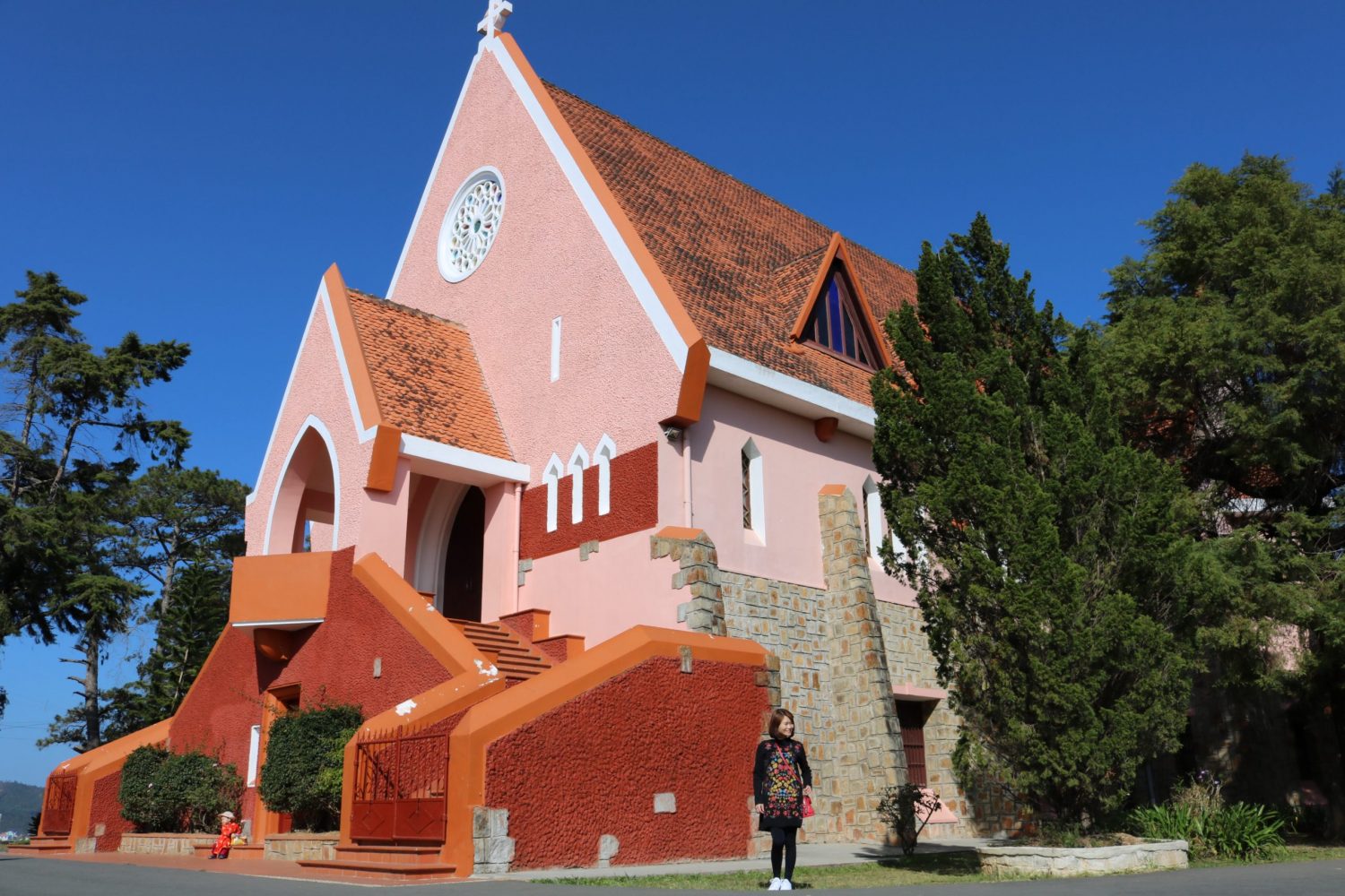 Đến nhà thờ Domaine De Marie