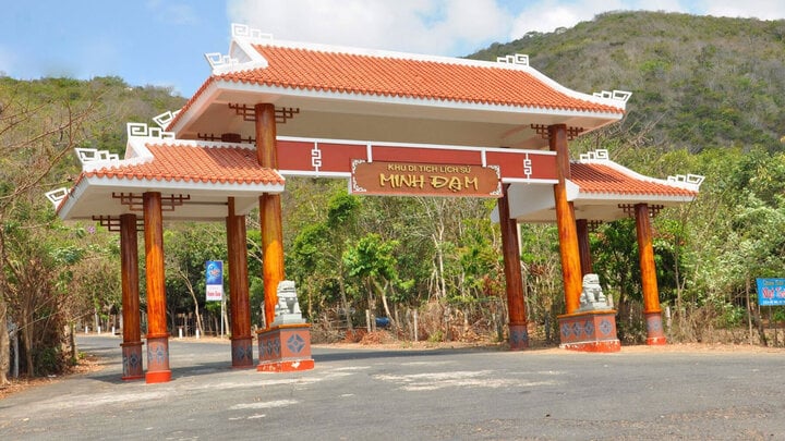 Có thể nói khu căn cứ Minh Đạm là một điểm du lịch văn hóa mà bất kỳ ai đã đến Long Hải cũng phải ghé qua.