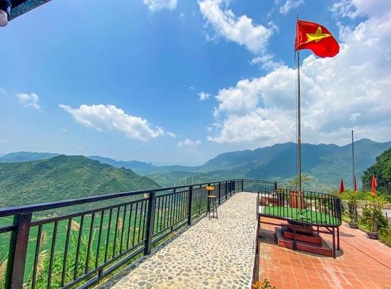 Tầm nhìn tuyệt vời từ cột cờ Mai Châu