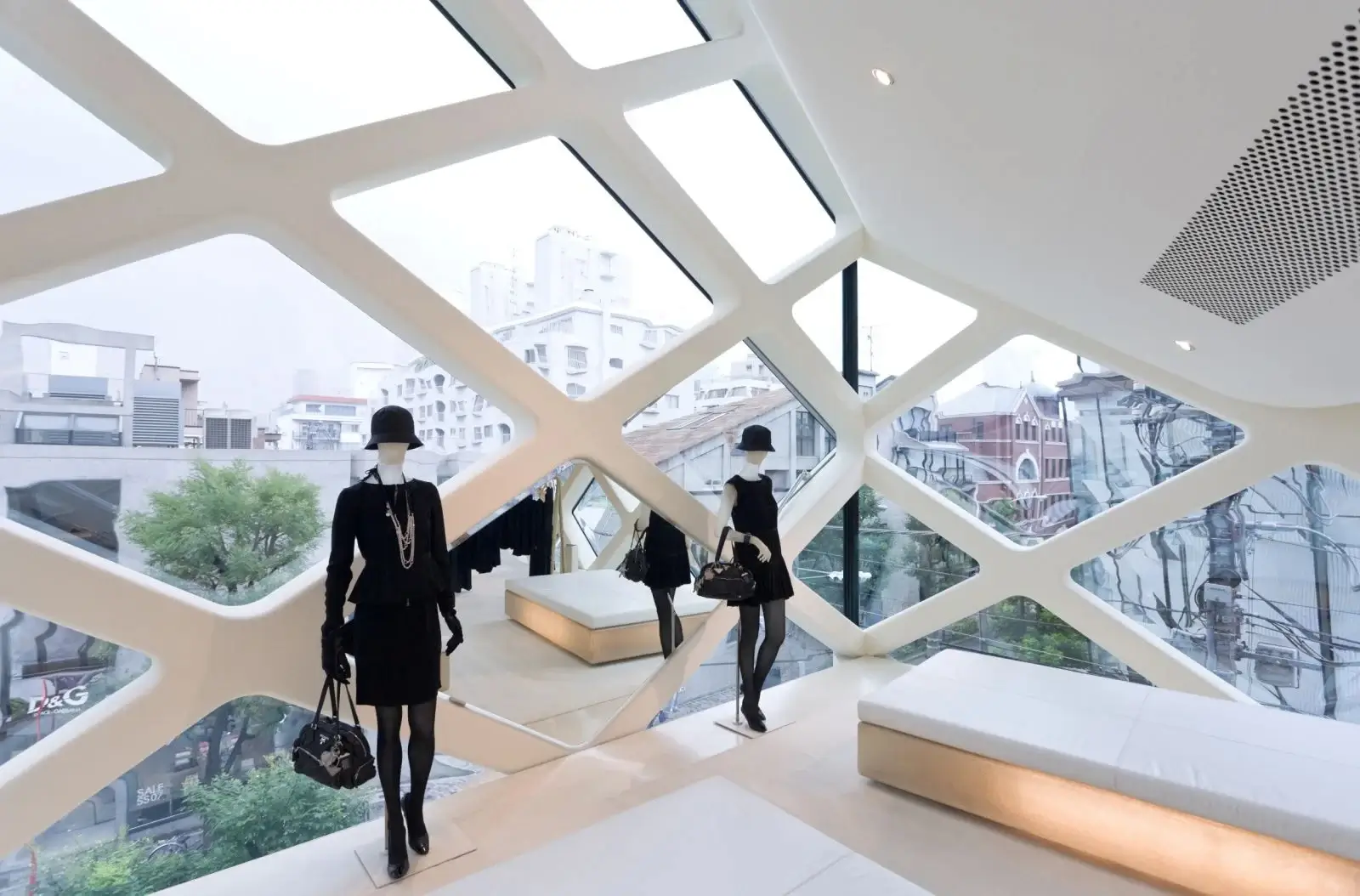 Tòa nhà bằng kính của Prada ở Aoyama, được thiết kế bởi Herzog & de Meuron