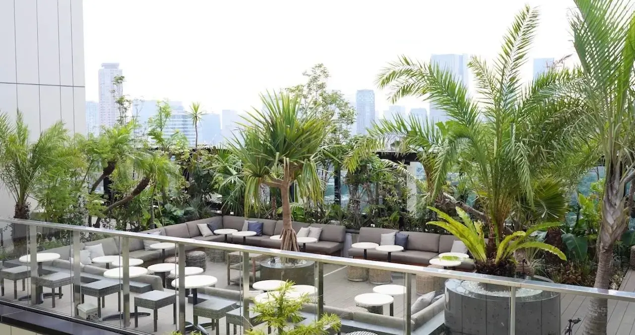 Quán bar trên sân thượng tại khách sạn Aoyama Grand