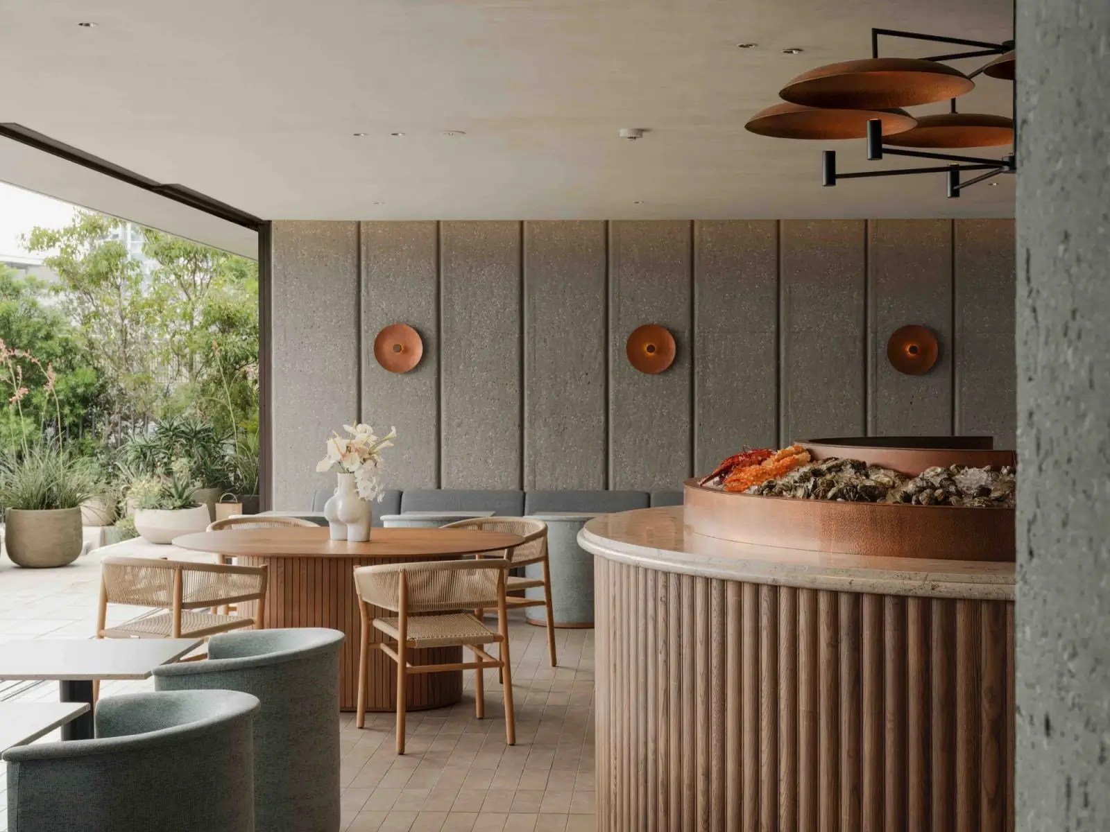 Một góc nhìn khác của phòng ăn chính tại Trunk Hotel Yoyogi Park