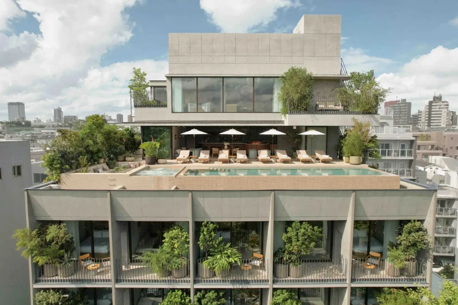 Khu vực tầng thượng của Trunk Hotel Yoyogi Park có hồ bơi vô cực