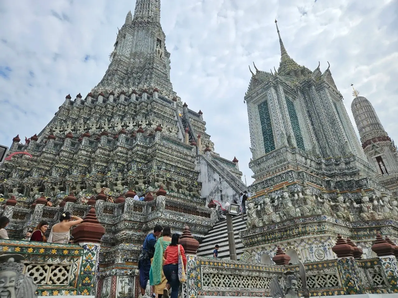 Những ngôi chùa cổ ở Bangkok luôn thu hút nhiều du khách viếng thăm