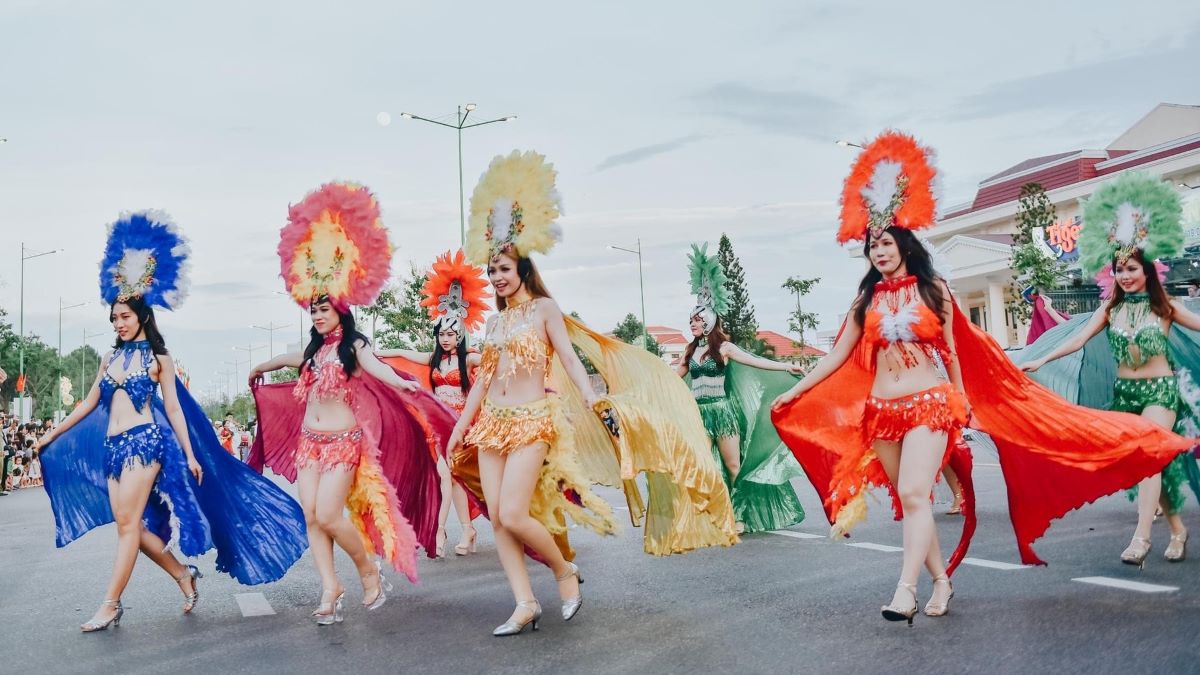 Biểu diễn nghệ thuật trên đường phố Phan Thiết.