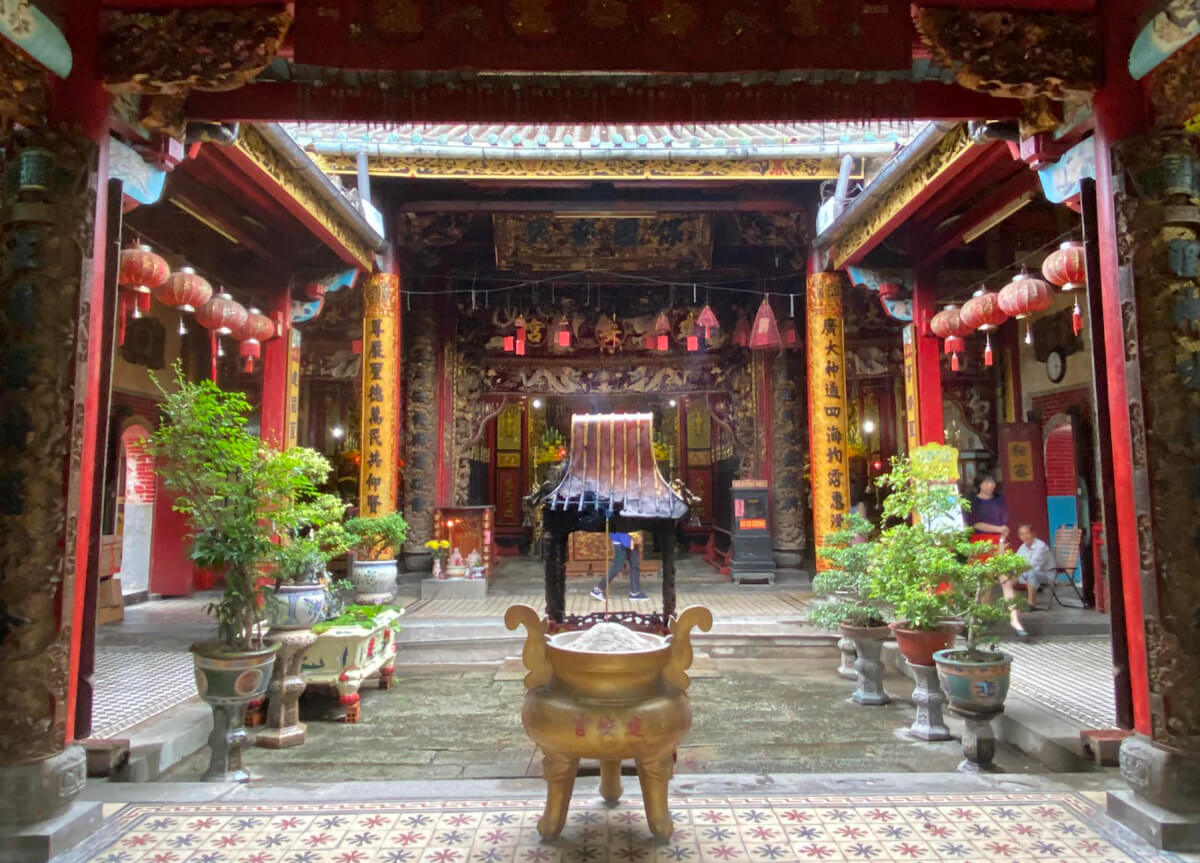 Chính điện chùa Kiến An Cung.