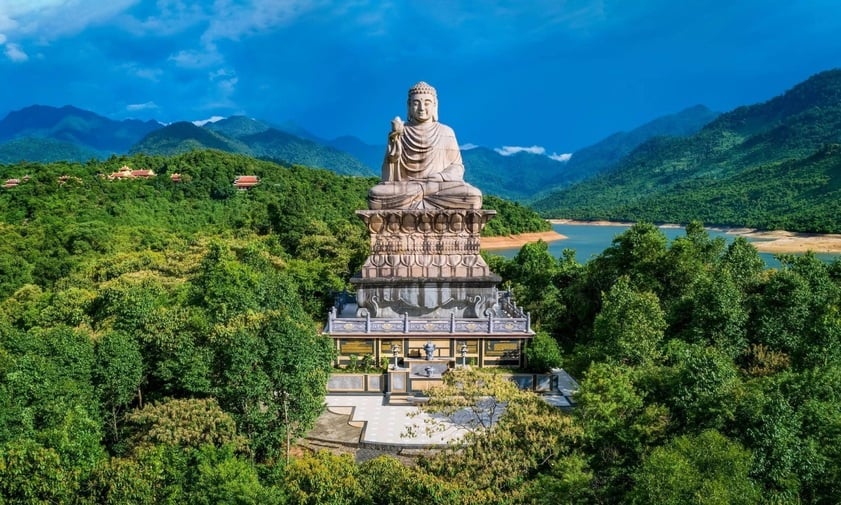 Thiền viện Trúc Lâm Bạch Mã được bao bọc bởi hồ Truồi, ngự trên ngọn núi Linh Sơn.