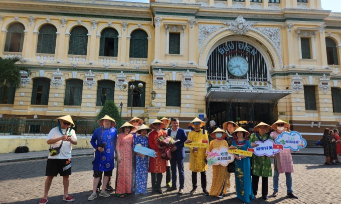 Đoàn khách nước ngoài ghé thăm Bưu điện TP HCM tháng 2.