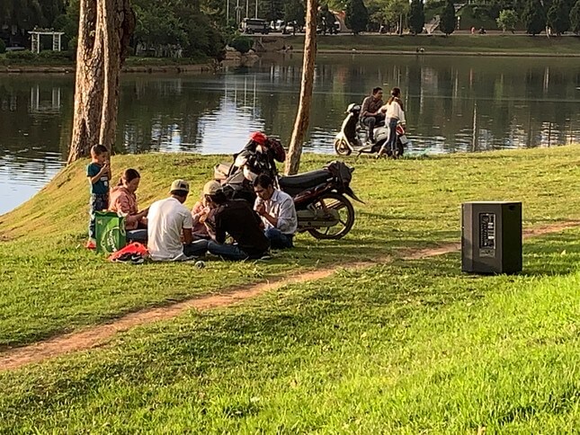 Một số nhóm người tổ chức ăn uống, hát karaoke bên hồ Xuân Hương
