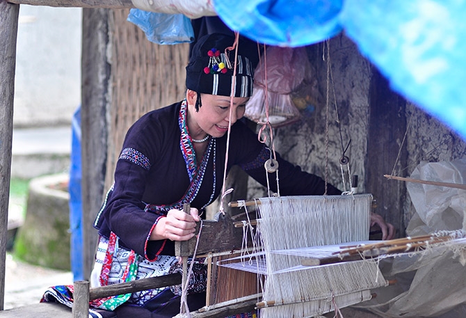 Đồng bào dân tộc Lự ở Tam Đường vẫn còn lưu giữ được nghề dệt vải truyền thống.