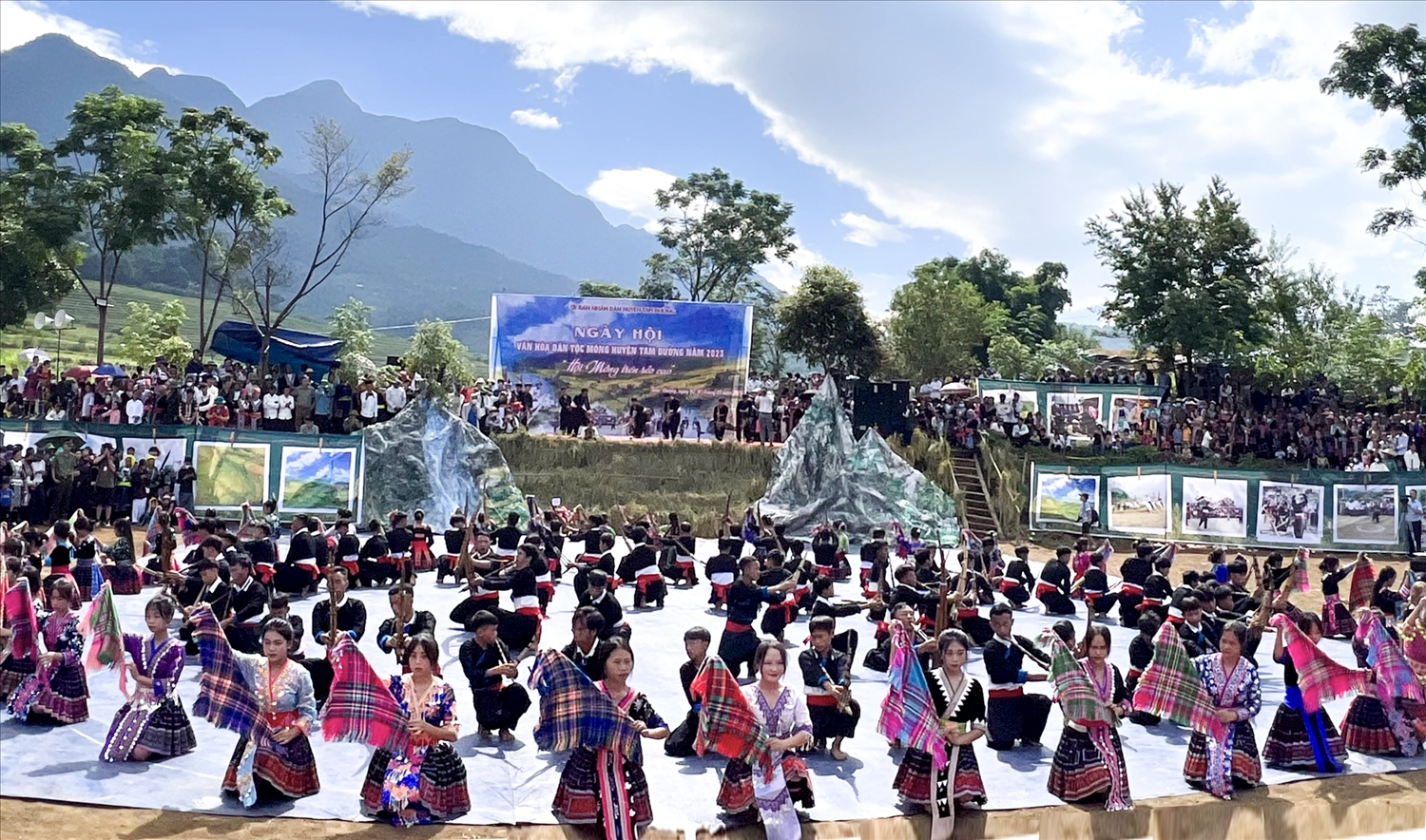 Đến Tam Đường vào các dịp lễ hội, du khách còn được hòa mình cùng với đồng bào các dân tộc nơi đây trong điệu xòe đoàn kết.
