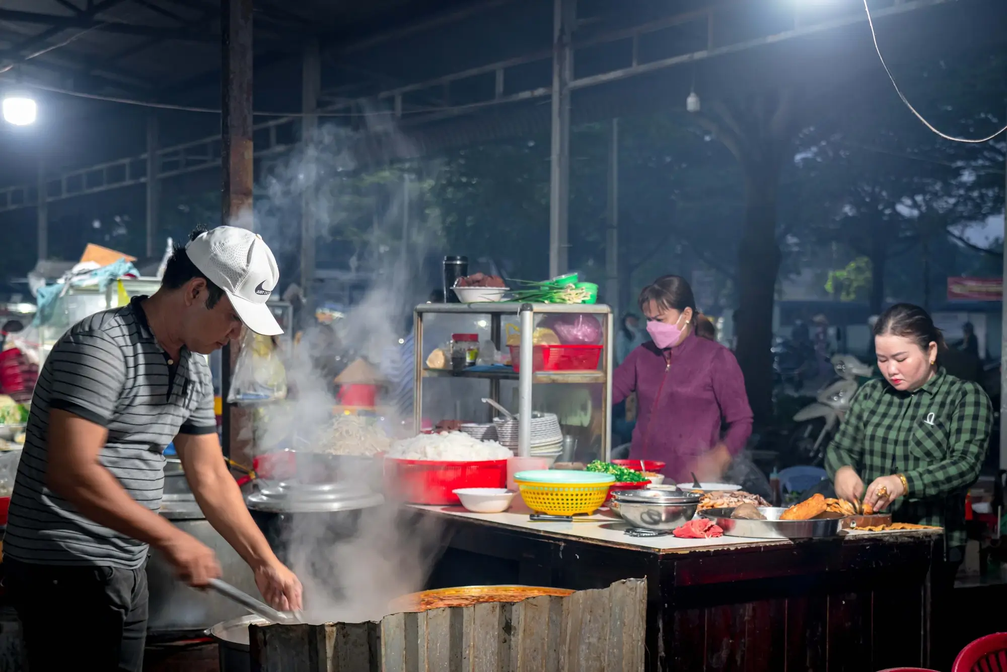 Đi chợ quê, người ta không chỉ mua sắm mà còn tận hưởng cả không gian, màu sắc, âm thanh và mùi vị đặc trưng của cả một vùng quê.