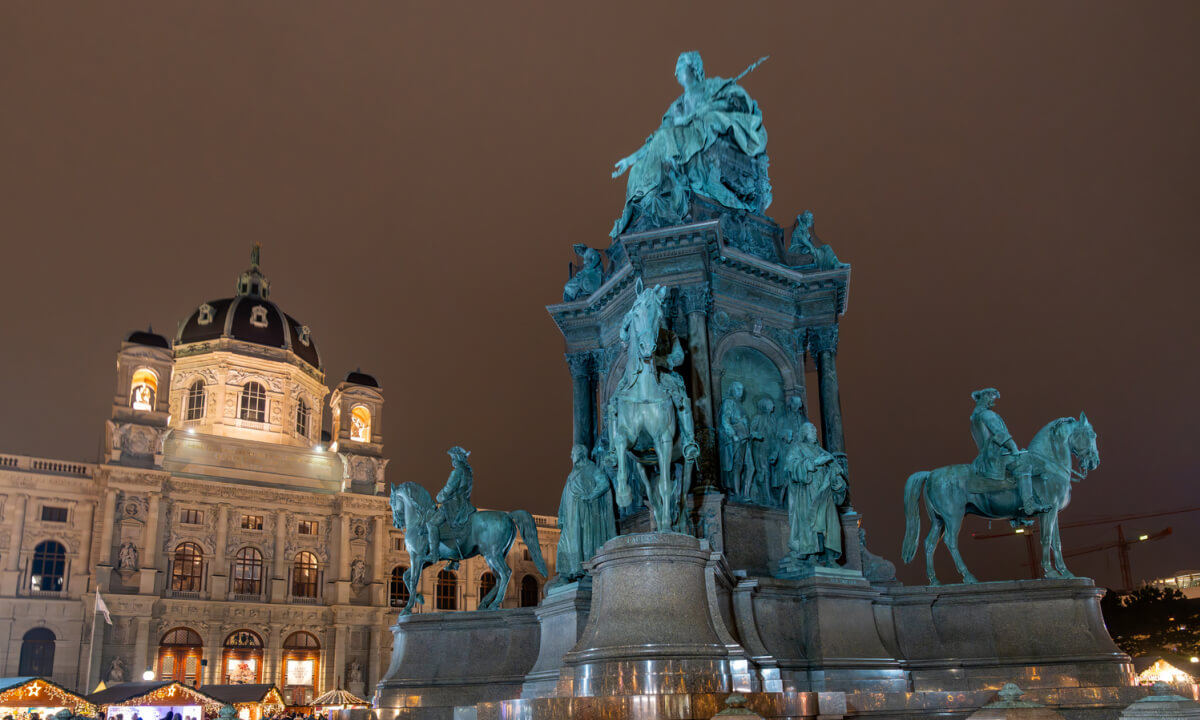 Trong hơn 20 khu chợ Giáng sinh ở thủ đô Vienna, Áo, Wiener Christkindlmarkt là khu chợ truyền thống và lâu đời nhất ở đây. Wiener Christkindlmarkt được hãng tin CNN bình chọn là một trong 10 chợ Giáng sinh đáng ghé thăm nhất châu Âu năm 2023.