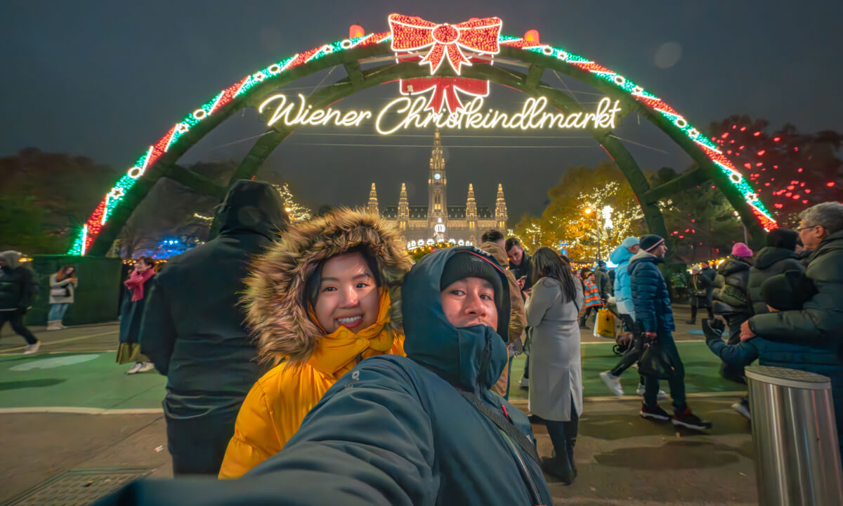 Đến Vienna, thủ đô của Áo vào ngày 10/12, Trịnh Nam Thái và vợ đã đi dạo qua những tuyến đường, khu chợ để chiêm ngưỡng, tận hưởng không khí Giáng sinh.