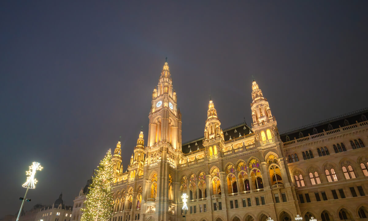 Du khách có thể di chuyển đến Vienna rồi đi tàu hoặc xe buýt đến chợ Giáng sinh với chi phí phải chăng