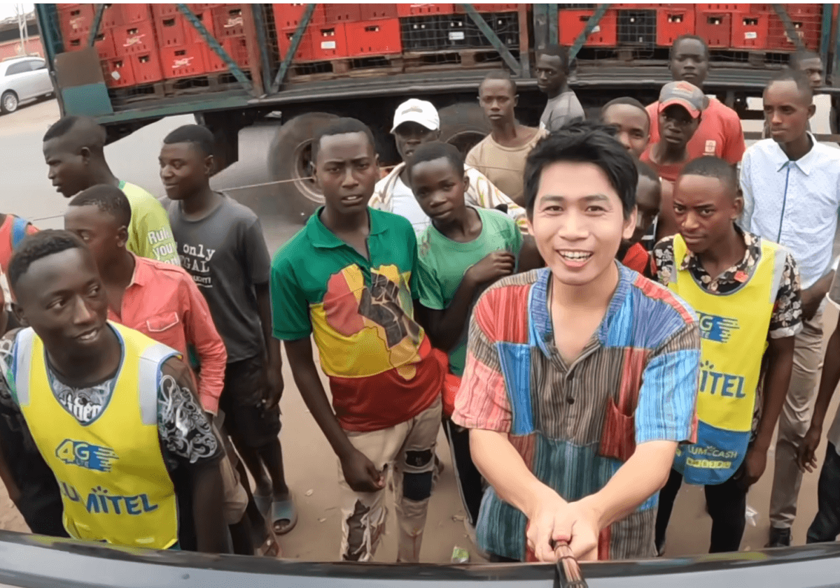Quốc chụp ảnh cùng những người dân hiếu kỳ ở Bujumbura.