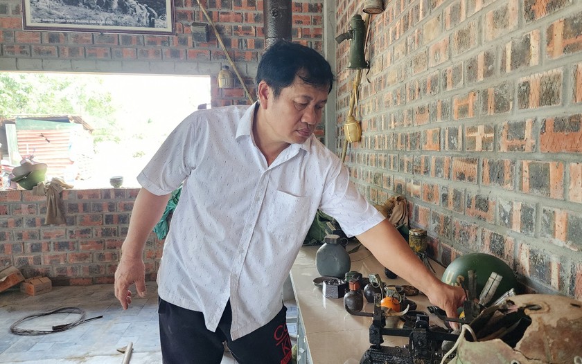 Ông Trần Công Chức sắp xếp lại các kỉ vật để trưng bày trong ngôi nhà.
