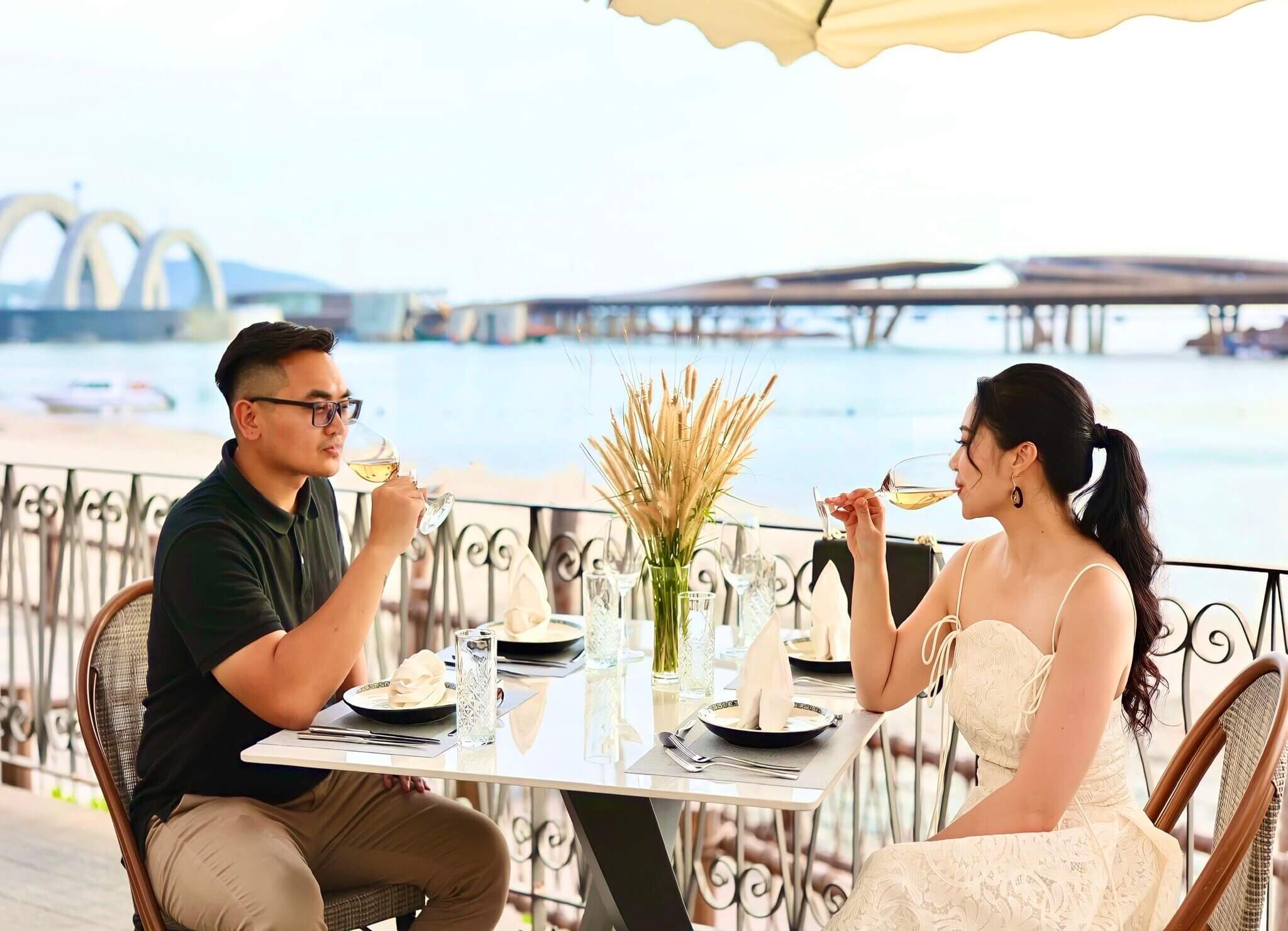 Những nhà hàng bên biển chắc chắn là gợi ý hoàn hảo cho du khách trong hành trình khám phá Nam đảo.