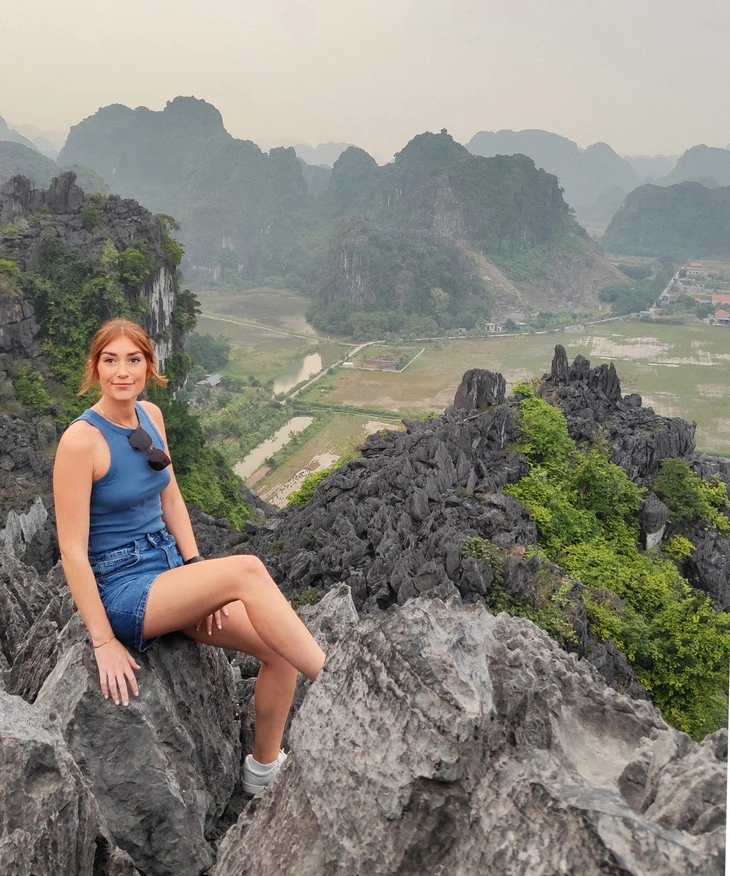Du khách nước ngoài tham quan Ninh Bình