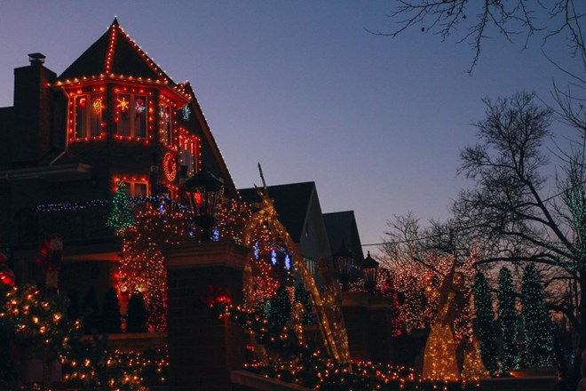 Dyker Heights, Brooklyn là nơi có màn trình diễn ánh sáng ấn tượng vào mùa Giáng sinh ở New York.