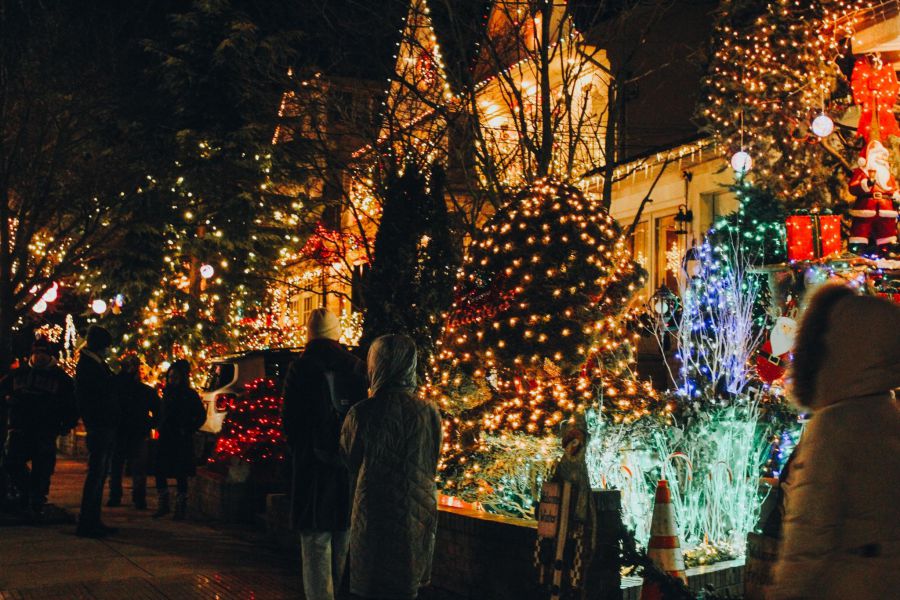 Bắt đầu từ cuối tháng 11, dòng người và xe nối đuôi nhau kéo đến khu Dyker Heights để ngắm nhìn ánh đèn Giáng sinh.
