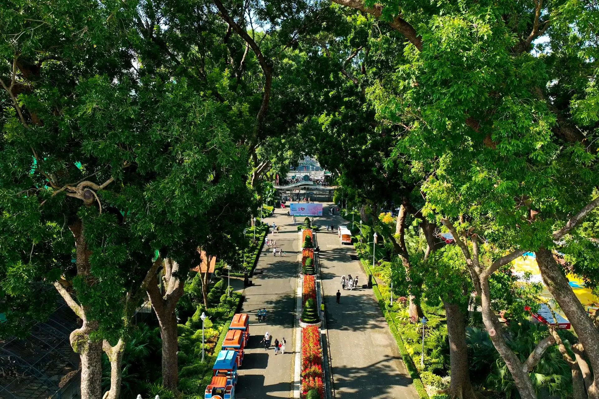 Thảo Cầm Viên được thành lập vào năm 1864, trải qua nhiều thời kỳ, thăng trầm của lịch sử. Vườn thú ban đầu được ra đời từ tâm huyết của bác sĩ thú y quân đội người Pháp, với mục đích để làm sở thú, ươm cây và nghiên cứu thực vật Đông Dương dành cho các nhà khoa học.