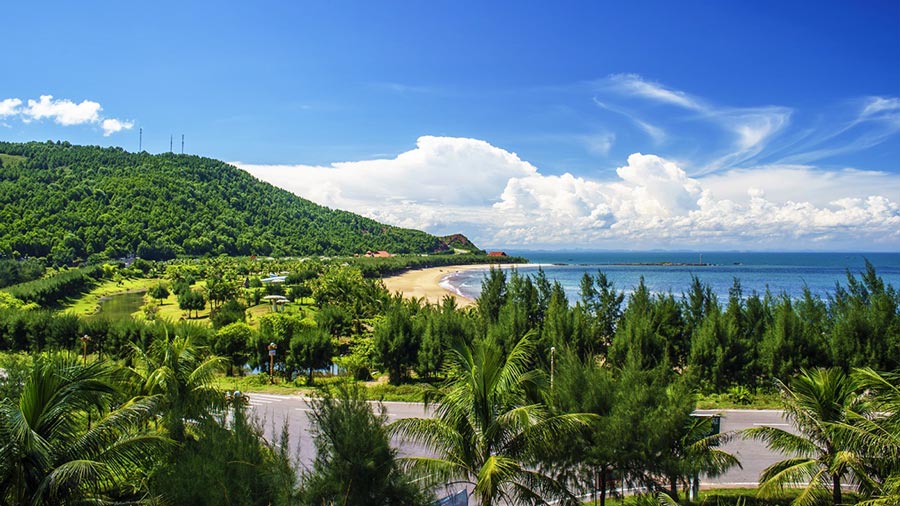 Vẻ đẹp giao hòa núi rừng và biển cả.