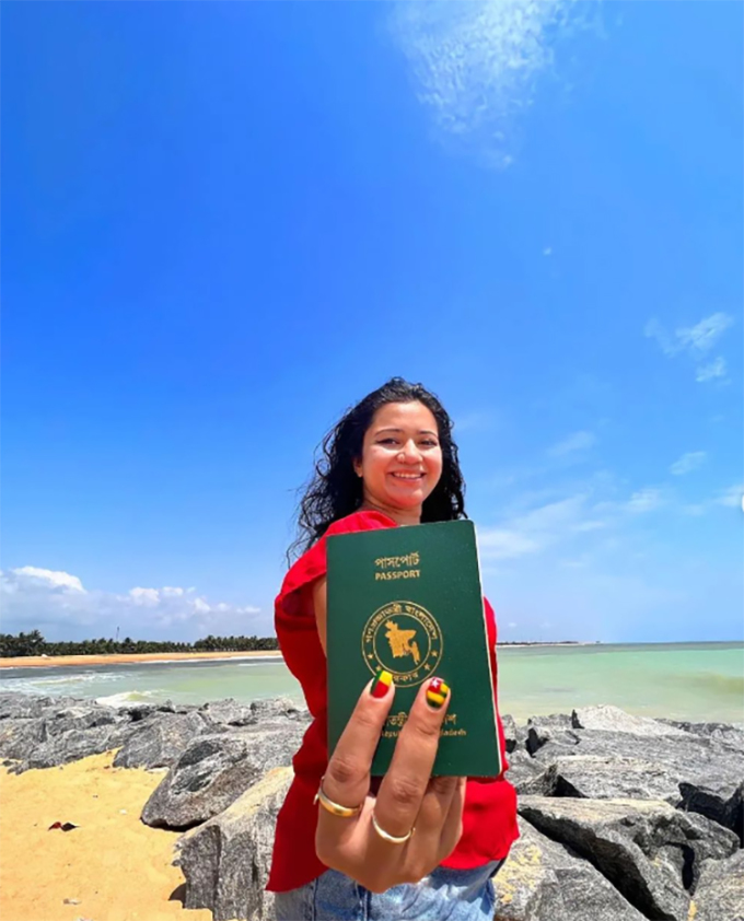 Maliha bên cuốn hộ chiếu Bangladesh của mình.