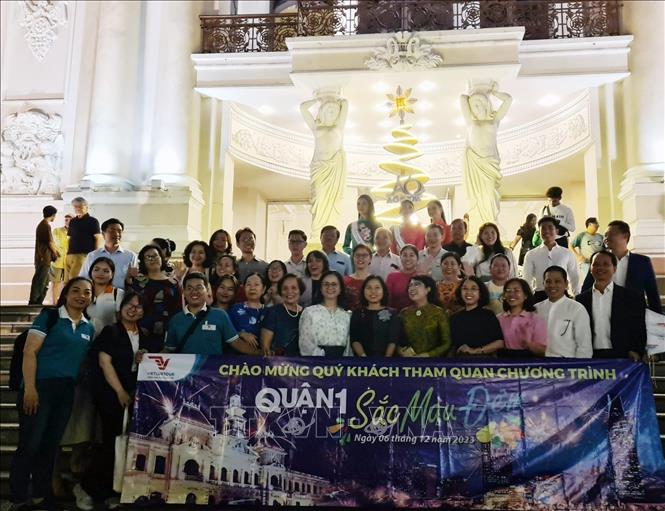 Đoàn khách đầu tiên trải nghiệm tour “Quận 1 - Sắc màu đêm” tại Thành phố Hồ Chí Minh.