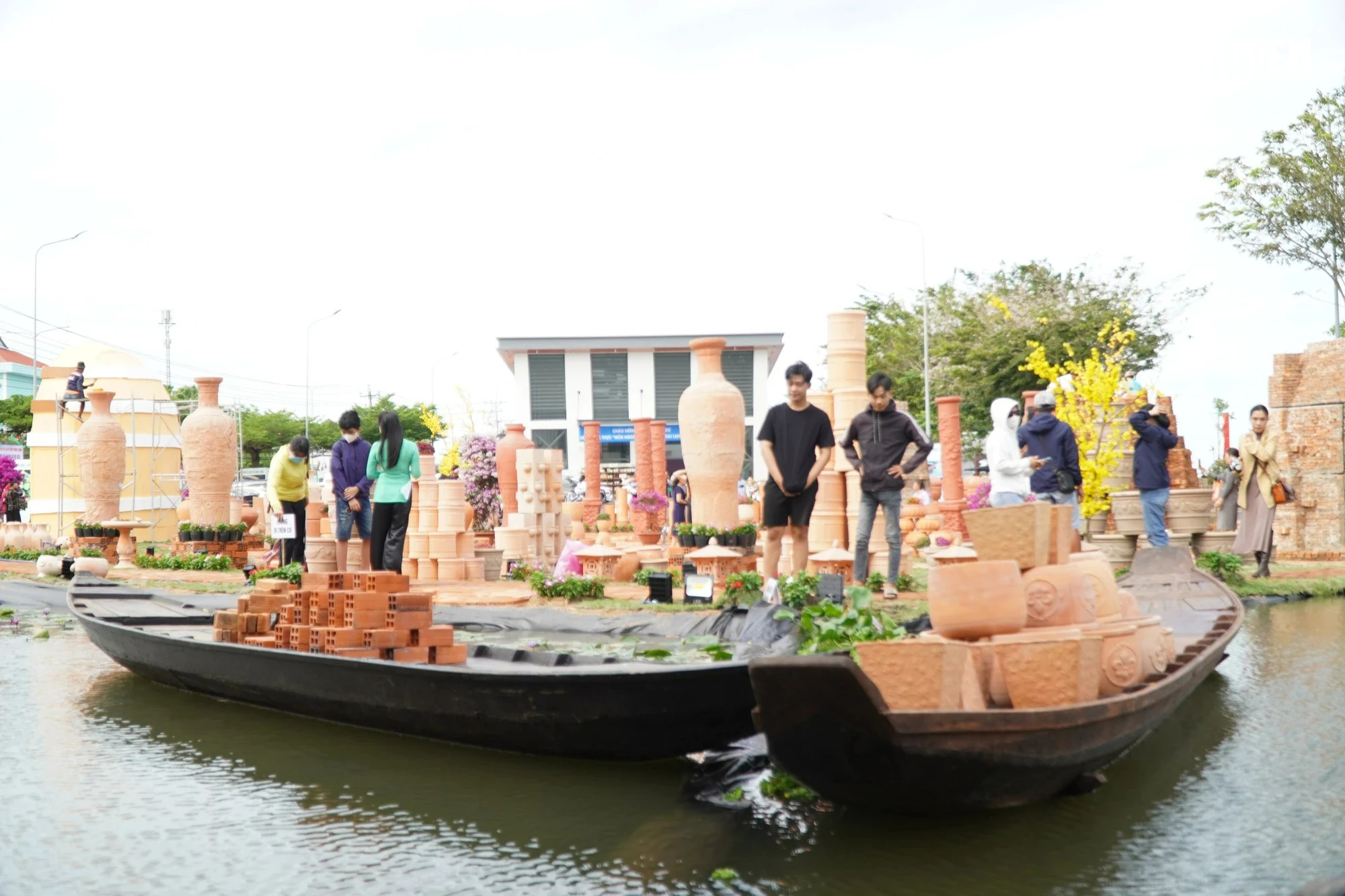 Những chiếc xuồng chở gạch, gốm cũng được tái hiện
