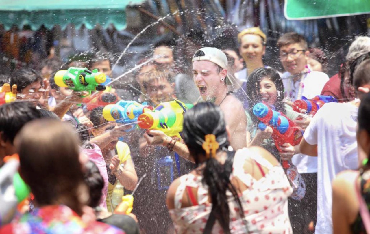 Du khách tham gia Tết té nước Songkran 2023.