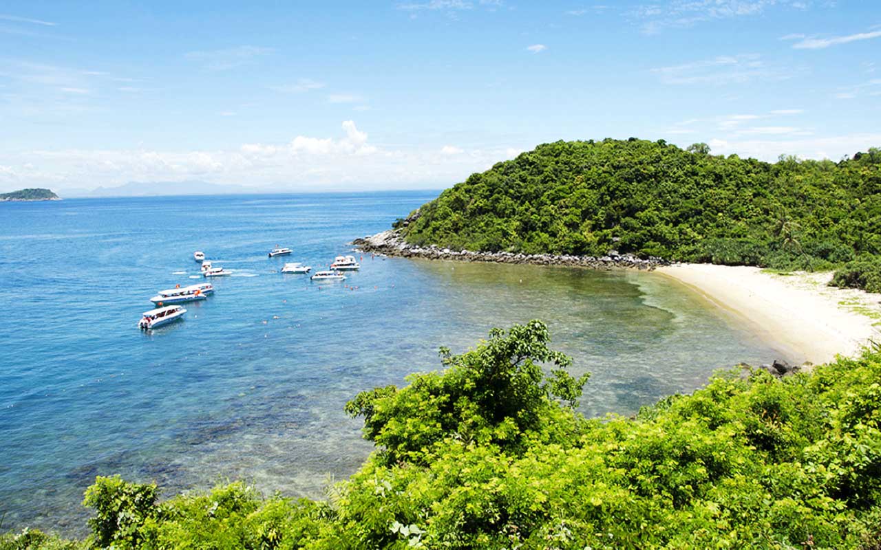 Đi cano tham quan quanh đảo là hoạt động không thể thiếu khi đến Cù Lao Chàm.