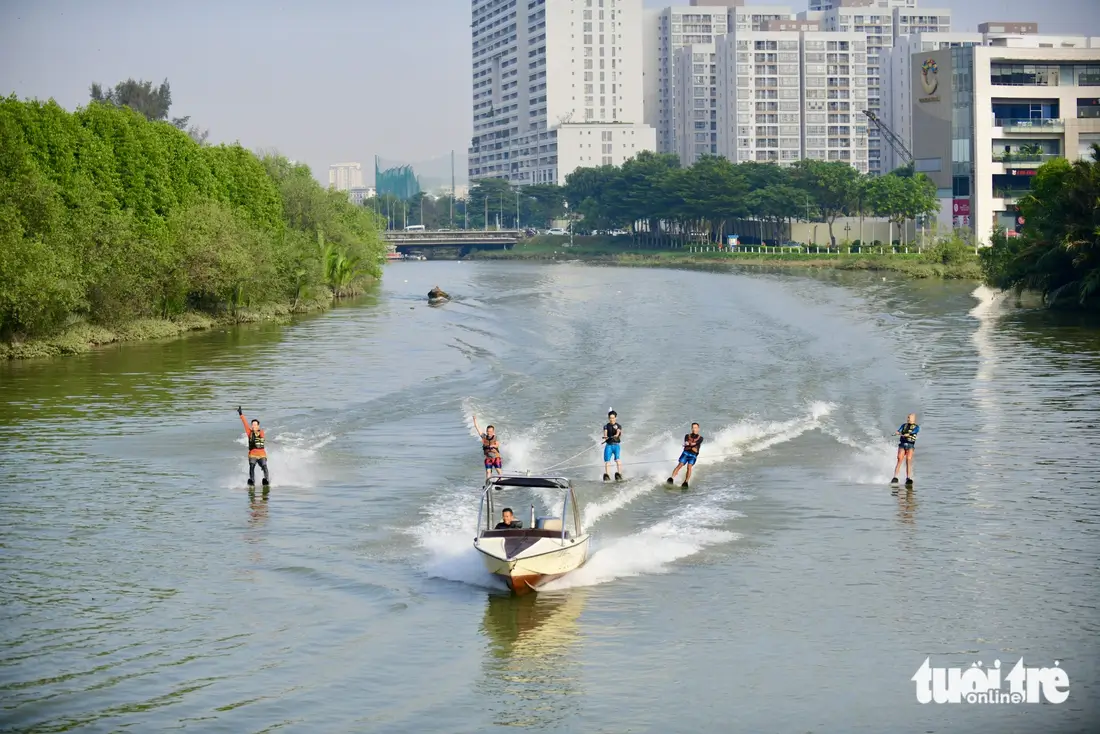 Biểu diễn trên hồ Bán Nguyệt làm sôi động không gian trên mặt nước