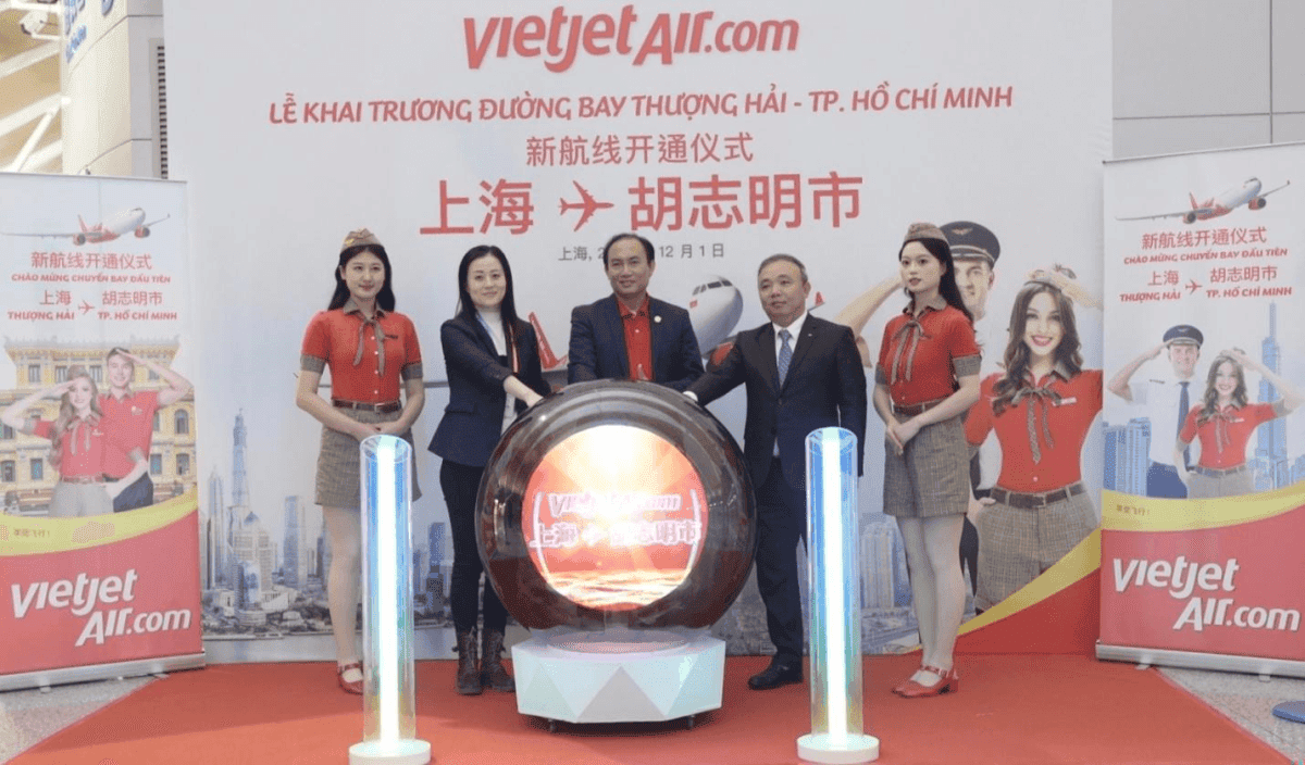 Phó tổng giám đốc Vietjet Tô Việt Thắng (giữa) và ông Nguyễn Thế Tùng - Tổng Lãnh sự Việt Nam tại Thượng Hải (thứ hai từ phải sang) cùng lãnh đạo sân bay Thượng Hải thực hiện nghi thức khai trương đường bay ngày 1/12.