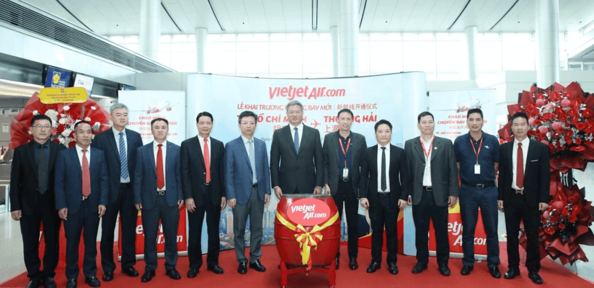Lễ khai trương đường bay mới với sự góp mặt của Tổng Lãnh sự Trung Quốc tại TP HCM - Ngụy Hoa Tường, Tổng Lãnh sự Việt Nam tại Thượng Hải - Nguyễn Thế Tùng, Phó giám đốc Sở Du lịch TP HCM - Lê Trương Hiền Hoà, lãnh đạo sân bay, cùng các hiệp hội thương mại hai nước…