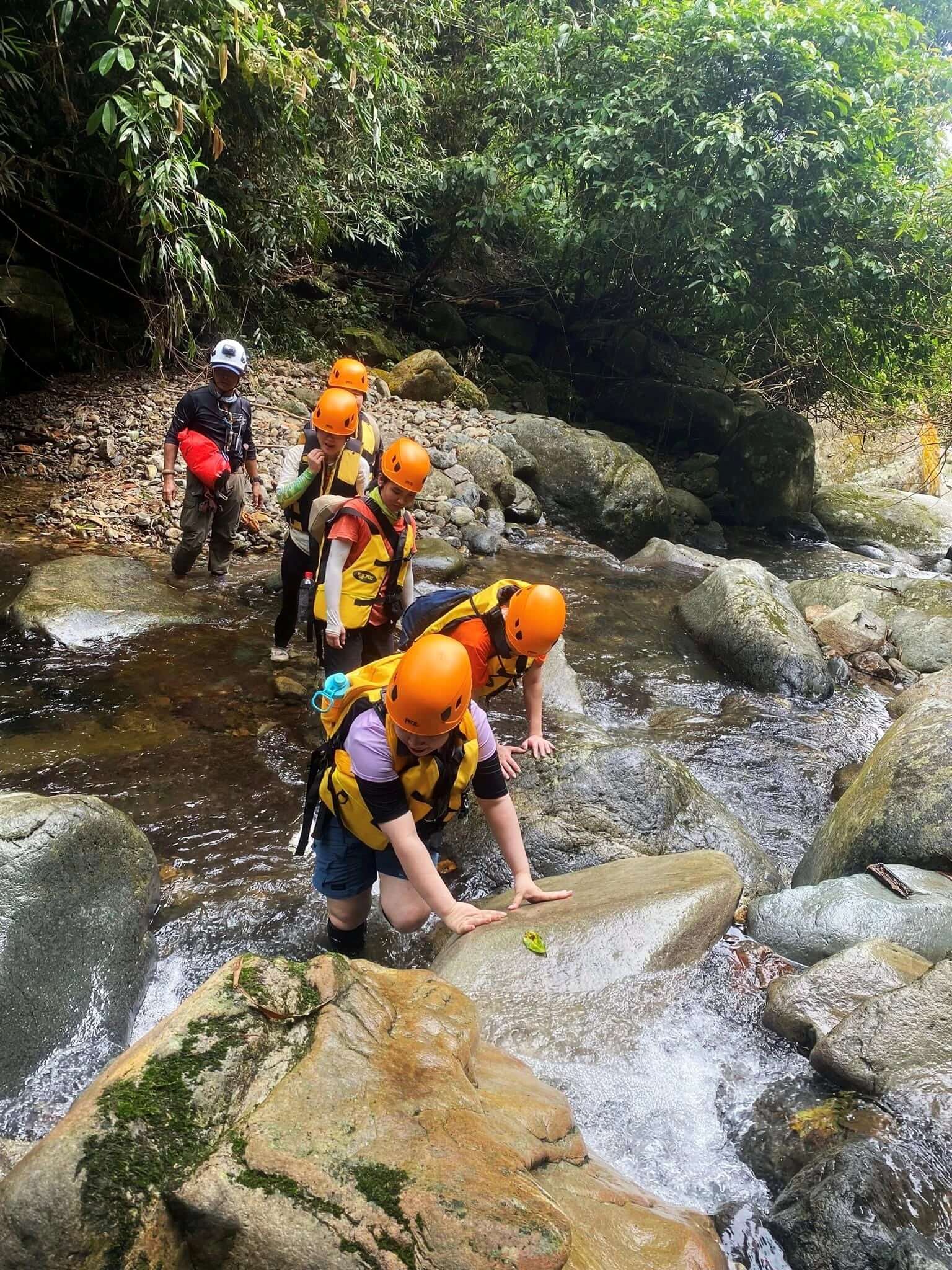 Trước khi đi, du khách lưu ý mặc quần áo dễ thấm mồ hôi, đi tất cao cổ và giày có đế bám, dễ thoát nước để lội suối, băng rừng, mang theo thuốc xịt côn trùng, một số đồ ăn nhẹ để nạp năng lượng trên đường