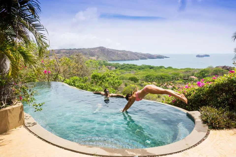 Costa Rica nổi tiếng về sự an toàn, ổn định chính trị, người dân thân thiện.