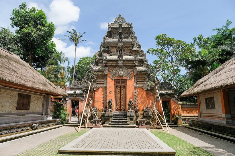 ị. Ubud là một nơi luôn rộn ràng với những khu chợ sôi động, nơi hương thơm của các món ngon địa phương hòa quyện với màu sắc rực rỡ của hàng thủ công truyền thống.